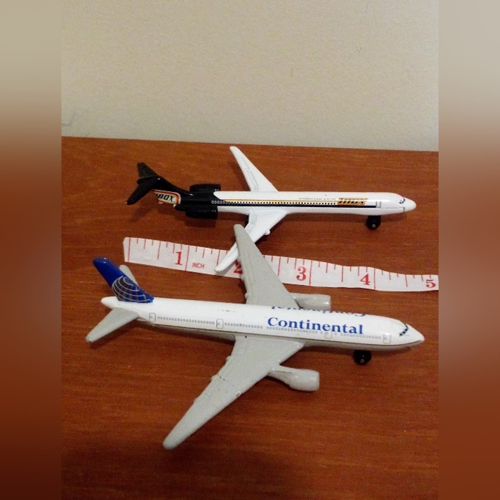 Matchbox Diecast Airplanes Continental 377-200 MD-90 Set Of Two